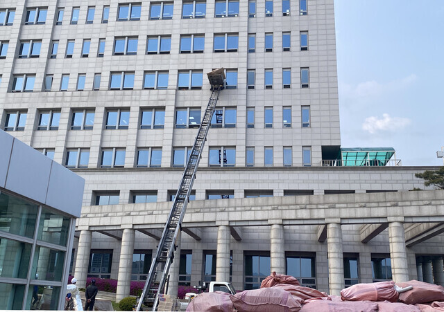 A ladder extends to a window of the Ministry of National Defense in Seoul’s Yongsan District on the afternoon of April 21 to deliver equipment for remodeling. (Yonhap News)