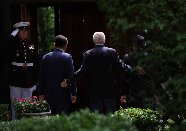South Korean President Yoon Suk-yeol, US President Joe Biden, and Japanese Prime Minister Fumio Kishida head into their summit at Camp David in Maryland on Aug. 18 after taking photos together. (Yonhap)