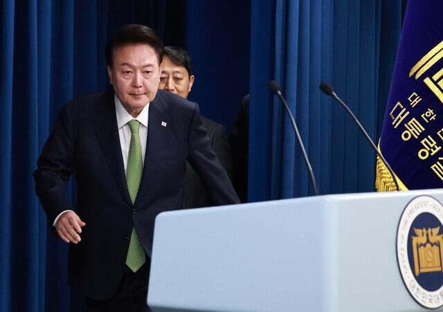 President Yoon Suk-yeol heads to the podium in the presidential office’s briefing room on June 3, 2024, as Energy Minister Ahn Duk-geun follows. (Yonhap)