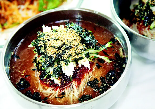 편육돌(돌솥밥)쌈밥. 사진 이병학 선임기자