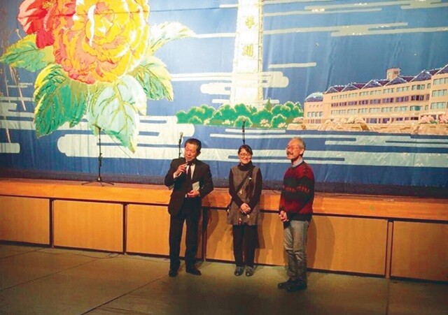 아다치 슈이치 변호사(맨 오른쪽)가 2월23일 일본 히로시마 조선학교를 방문해 기부금을 전달하고 있다. 아다치 슈이치 제공