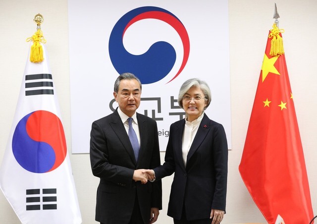 South Korean Foreign Minister Kang Kyung-wha (right) and Chinese State Councilor and Foreign Minister Wang Yi at the South Korean Ministry of Foreign Affairs in Seoul on Dec. 4. (Kim Bong-gyu, staff photographer)