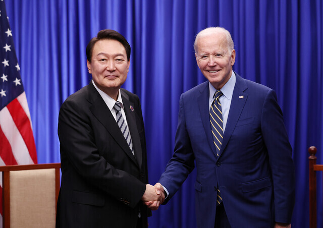 President Yoon Suk-yeol of South Korea shakes hands with President Joe Biden of the US in Phnom Penh, Cambodia, in November 2022. (Yonhap)