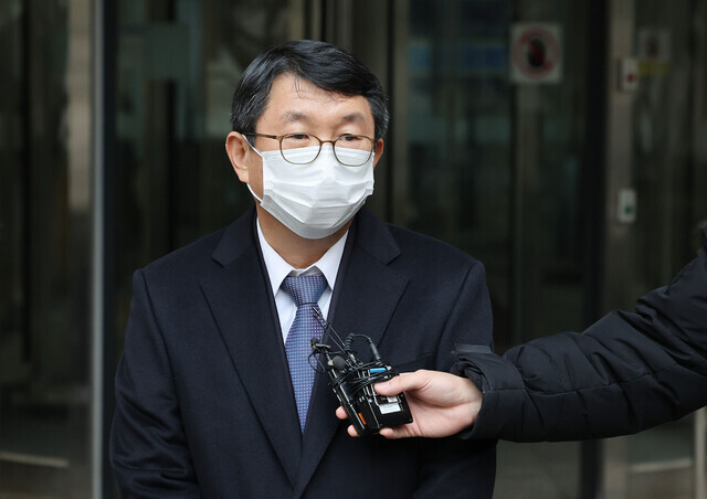 Kim Suk-kyoon, the former commissioner general of Korea’s Coast Guard, speaks to the press after being acquitted of negligent homicide charges in relation to the sinking of the Sewol ferry at the Seoul High Court on Feb. 27. (Yonhap)