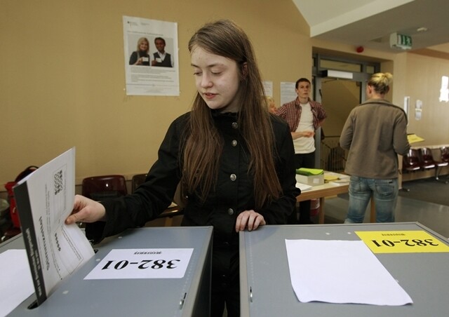 독일 지방선거에선 16개 주 가운데 10개 주가 만 16살부터 선거권을 준다. 2011년 5월22일, 16살의 애니카 디트리히가 독일 브레멘 주의회 선거에서 투표하고 있다. REUTERS