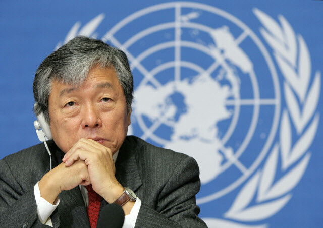 Former WHO Director-General Lee Jong-wook responds to reporters’ questions during a press conference at the WHO headquarters in Geneva