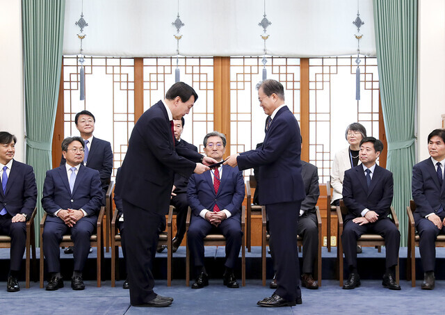 South Korean President Moon Jae-in officially appoints Yoon Seok-youl as prosecutor general at the Blue House on July 25, 2019. (provided by the Blue House)