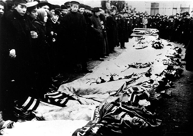 1903년 키시네프에서 일어난 ‘포그롬’(유대인에 대한 물리적 박해)으로 유대인 49명이 숨졌다. 희생자들이 장례식에 앞서 ‘탈리스’라고 불리는 기도용 숄로 덮여있다. 위키미디어 코먼스 갈무리