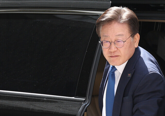 Lee Jae-myung, the leader of Korea’s top opposition Democratic Party, steps out of a car on Aug. 25 to attend his hearing at the Seoul Central District Court on counts of violating the Public Official Election Act. (Yonhap)