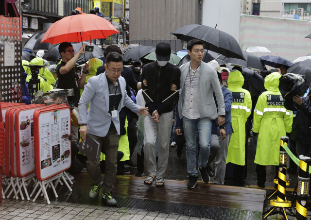 서울 강남역 살인사건의 피의자 김○○(34)씨가 5월24일 현장검증을 위해 경찰과 함께 사건이 일어난 서울 서초동의 한 노래방으로 들어가고 있다. 한겨레 김명진 기자