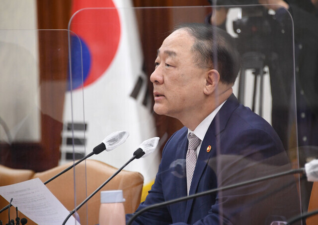 Hong Nam-ki, Korea’s minister of economy and finance and deputy prime minister, presides over a meeting on economic security and strategy at the Government Complex Seoul on April 8. (provided by the MEF)