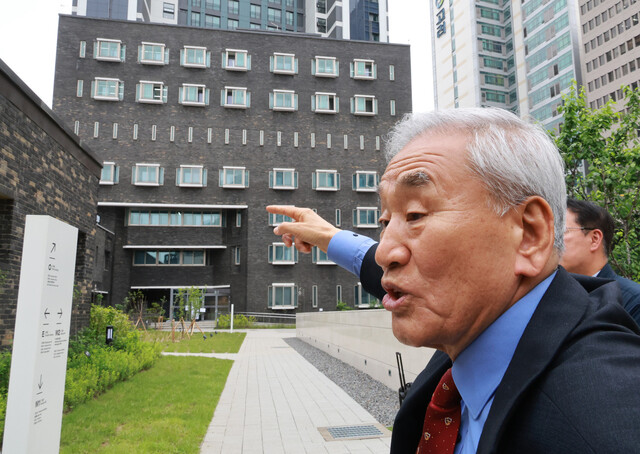 민주화운동기념관 개관 기념 기자간담회가 열린 20일 서울 용산구 민주화운동기념관에서 이재오 민주화운동기념사업회 이사장이 대공분실 구조에 관해 설명하고 있다. 좁은 세로 창문이 보이는 곳이 박종철 열사와 김근태 전 민청련 의장이 고문당한 5층 조사실이다. 김혜윤 기자 unique@hani.co.kr