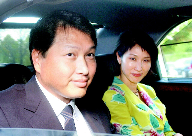 2003년 9월22일 오후 보석으로 풀려난 최태원 에스케이㈜ 회장이 부인 노소영씨와 함께 승용차를 타고 서울구치소를 나서고 있다. 연합뉴스