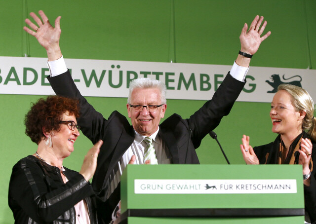 2015년 3월 바덴뷔르템베르크주 지방선거에서 당선된 녹색당 주지사 빈프리트 크레치만(가운데)이 지자자들의 환호에 답하고 있다. REUTERS