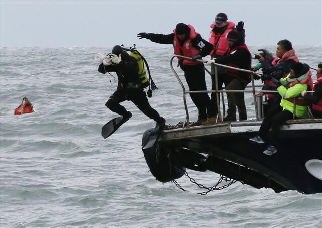 4·16세월호참사 특별조사위원회가 사고 원인 진상 규명을 위해 선체 촬영에 나섰던 2015년 11월, 민간잠수사들이 세월호 침몰 지역에서 바다로 뛰어들고 있다. 연합뉴스