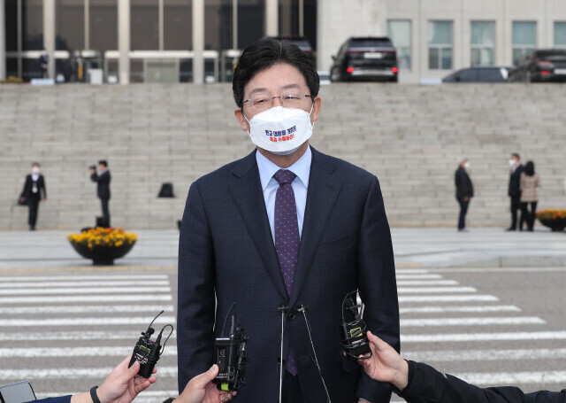 유승민 전 의원이 지난해 11월4일 국회 앞에서 취재진의 질문에 답변하고 있다. 공동취재사진