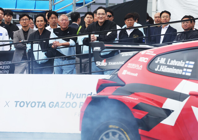 27일 오후 경기도 용인시 에버랜드 스피드웨이에서 열린 '현대 N x 토요타 가주 레이싱(Hyundai N x TOYOTA GAZOO Racing) 페스티벌'에서 정의선 현대자동차그룹 회장과 이재용 삼성전자 회장, 조현범 한국앤컴퍼니 회장이 쇼런 리허설을 바라보고 있다. 연합뉴스