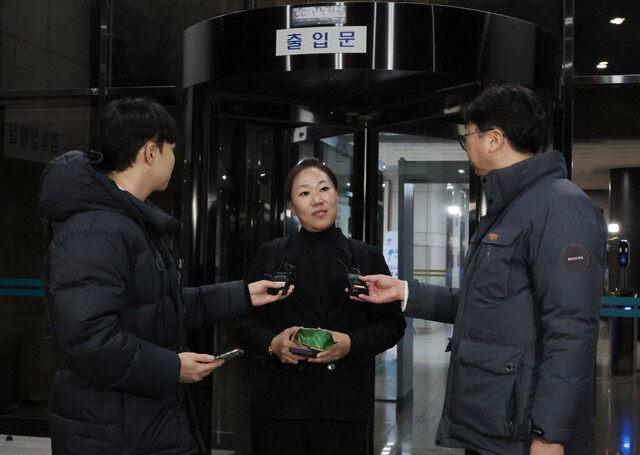 김건희 여사 공천 개입 의혹 핵심 인물인 명태균씨의 불법 여론조사 의혹 등을 제기한 강혜경씨가 지난 6일 8번째 검찰에 출석해 13시간 가까이 조사를 받은 뒤 나와 취재진 질문에 답하고 있다. 연합뉴스