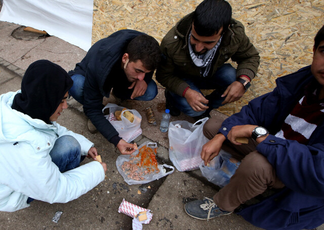 시드역 근처 고속도로 휴게소에서 열차 탑승 순서를 기다리며 아침 겸 점심 식사를 하고 있는 난민들.