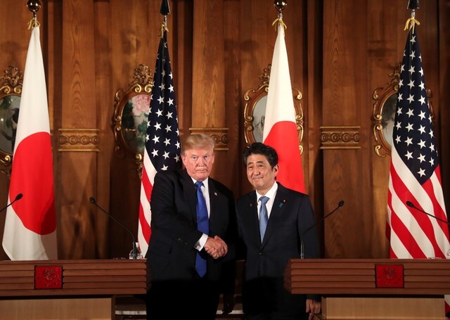 US President Donald Trump and Japanese Prime Minister Shinzo Abe shake hands following their summit and joint press conference at the state guesthouse on Nov. 6. (AP/Yonhap News)