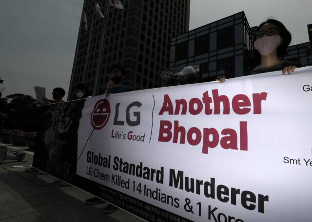 Civic groups call for LG Chem to take responsibility for a gas leak in India that led to 12 deaths and over 500 injuries. (Kim Hye-yun, staff photographer)