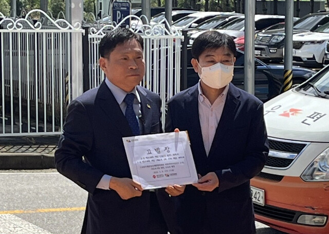 8일 5·18기념재단, 광주광역시 관계자가 광주경찰청에 5·18민주화운동 왜곡 게임 제작자를 처벌해달라고 경찰에 고발장을 제출하고 있다. 5·18기념재단 제공