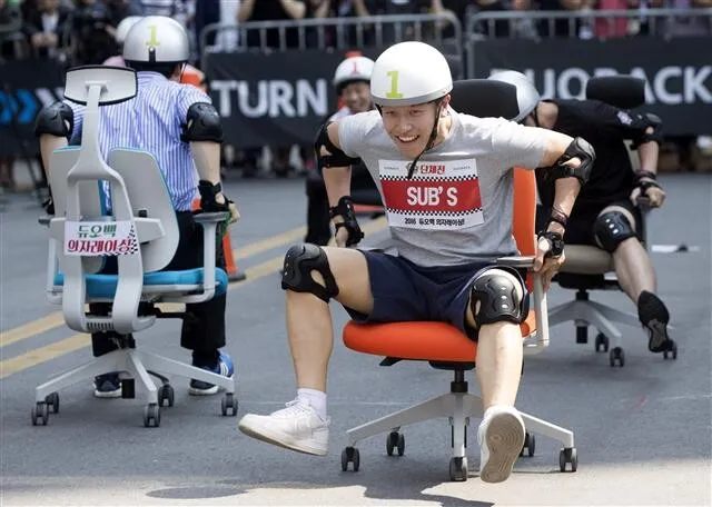 [Photo] Chair race on a car-free road