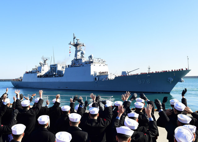 The South Korean Navy’s Cheonghae Unit departs for the Strait of Hormuz on the ROKS Wang Geon from Busan Naval Base on Jan. 21. (Yonhap News)