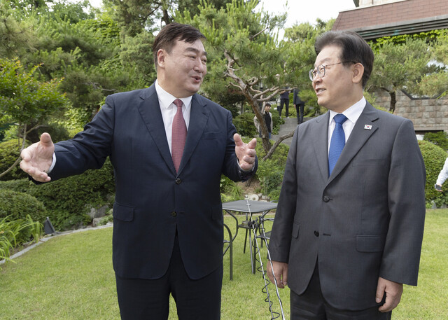 이재명 더불어민주당 대표(오른쪽)가 6월8일 저녁 서울 성북구 주한 중국대사관저에서 싱하이밍 주한중국대사와 관저를 둘러보며 이야기하고 있다. 연합뉴스