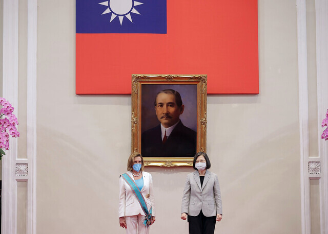 US House Speaker Nancy Pelosi stands for a photo with Taiwanese President Tsai Ing-wen during a visit to Taiwan. (provided by the Office of the President, Taiwan/AP/Yonhap News)