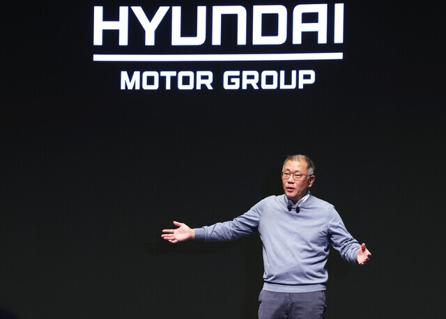 Chung Eui-sun, the chairperson of the Hyundai Motor Group, speaks at the corporation’s New Years event on Jan. 3. (Yonhap)