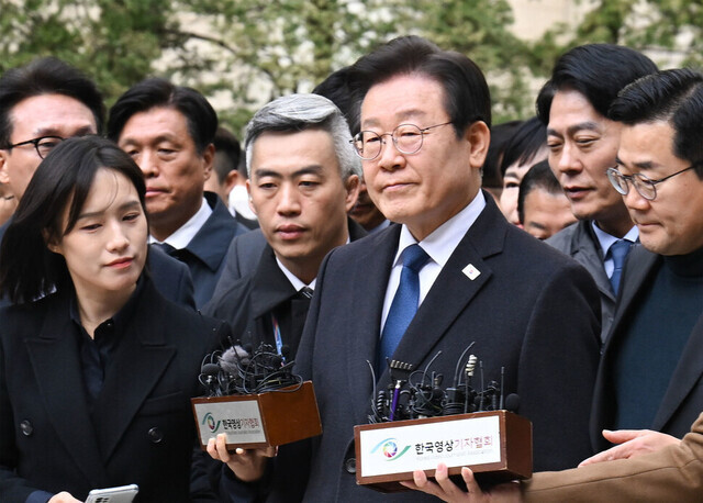 이재명 대표가 11월 25일 오후 서울 서초구 서울중앙지법에서 열린 위증교사 혐의 1심 선고 공판에서 무죄 판결을 받은 뒤 취재진에게 입장을 밝히고 있다. 사진공동취재단