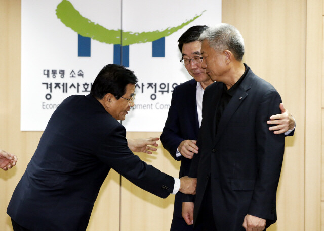 김대환 경제사회발전노사정위원회 위원장이 지난 9월15일 기념촬영을 하며 김동만 한국노동조합총연맹 위원장을 가운데 자리로 이끌고 있다. 이날 노사정위원회는 제89차 본위원회를 열어 ‘노동시장 구조 개선을 위한 노사정 합의문’을 만장일치로 의결했다.
한겨레 김봉규 기자