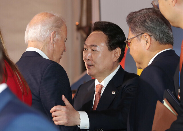 President Yoon Suk-yeol speaks to President Joe Biden of the US on Sept. 21 (local time) following a meeting for the Global Fund in New York. (Yonhap)