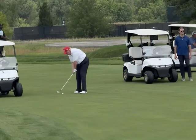 Tổng thống Donald Trump giành chiến thắng tại giải golf trên sân riêng giữa lúc xung đột với Iran chưa hạ nhiệt
