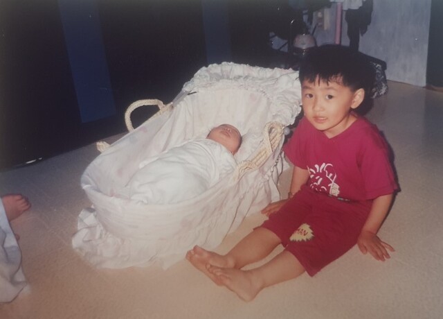 1994년 여름, 서울 강동구 자택에서. 아기바구니에 담긴 이주영씨 옆에 오빠 이진우씨가 앉아 있다. 유가족 제공
