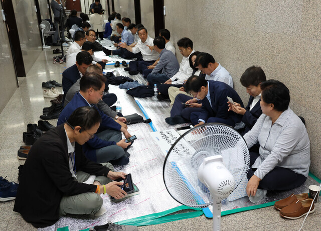 Lawmakers with the Democratic Party sit outside the office of Lee Jae-myung at the National Assembly, where Lee has been carrying out his hunger strike, on Sept. 17. (Yonhap)
