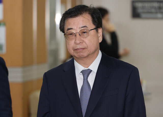 Suh Hoon, a former director of the National Intelligence Service under Moon Jae-in, arrives at Seoul Central District Court on Nov. 1 for the first trial in a case concerning alleged coerced repatriation of North Korean fishers. (Yonhap)