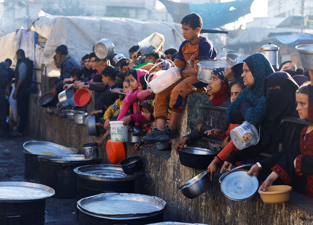 라마단에 접어든 2024년 3월13일 팔레스타인 땅 가자지구 최남단 라파에서 주민들이 음식 배급을 기다리고 있다. REUTERS 연합뉴스