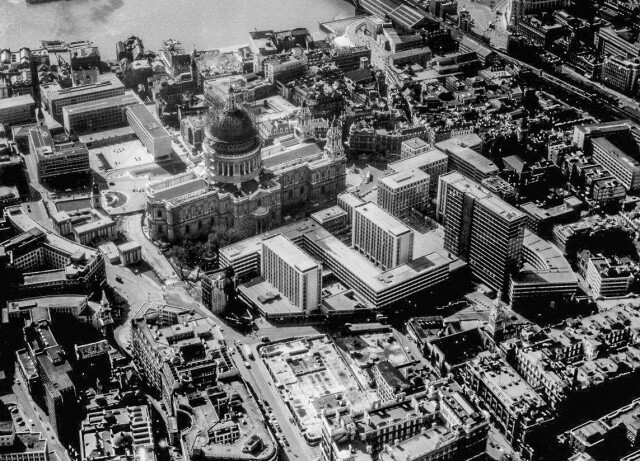 1967년 고층, 낮은 건폐율로 지어진 런던 파터노스터 지구의 모습. 영국 국립문서보관소 제공.