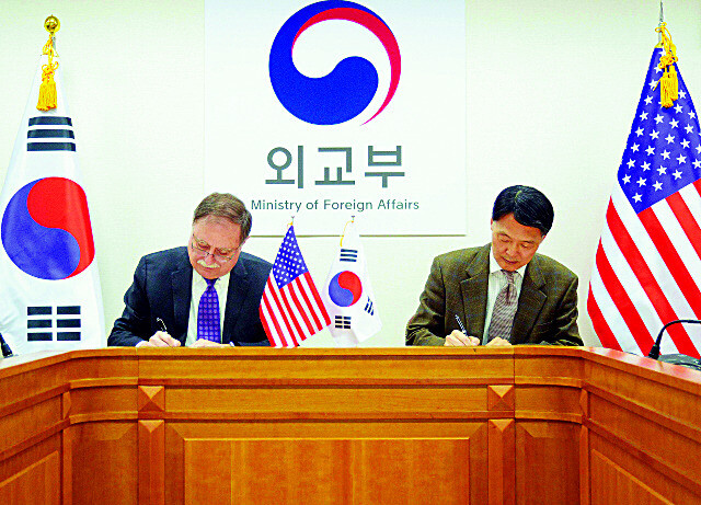 Jang Won-sam of the South Korean Ministry of Foreign Affairs and Timothy Betts of the US State Department initial a draft of the Special Measures Agreement (SMA) on defense cost-sharing on Feb. 10. (provided by the Ministry of Foreign Affairs)