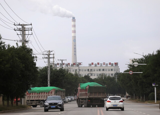 중국 랴오닝성 선양에 있는 한 석탄화력 발전소의 굴뚝에서 연기가 솟아오르고 있다. 중국 동북 지방에서는 최근 석탄 부족 등으로 민생분야 전기까지 끊어지는 전력난이 발생하고 있다. 선양/로이터 연합뉴스