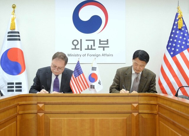 Jang Won-sam of the South Korean Ministry of Foreign Affairs and Timothy Betts of the US State Department initial a draft of the Special Measures Agreement (SMA) on defense cost-sharing on Feb. 10. (provided by MOFA)