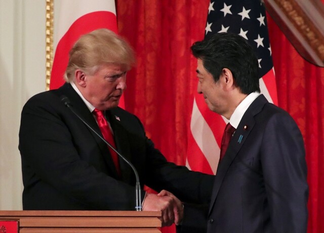 도널드 트럼프 미국 대통령이 5월27일 일본 도쿄 아카사카궁에서 열린 공동기자회견에서 아베 신조 일본 총리와 악수하고 있다. 연합뉴스