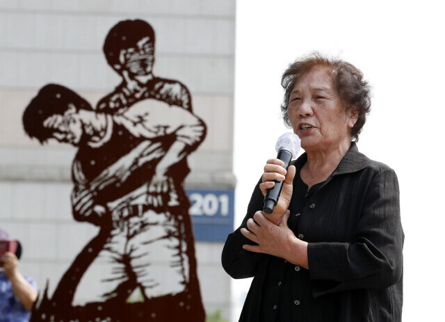 Bae Eun-sim, mother of martyr of Korea’s democratization movement Lee Han-yeol, speaks at Yonsei University in Seoul on June 9, 2020. (Hankyoreh archive photo)