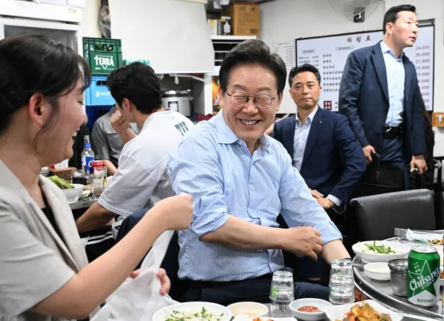 이 대통령 직원들과 금요일 저녁 오겹살 회식…“소맥은 …