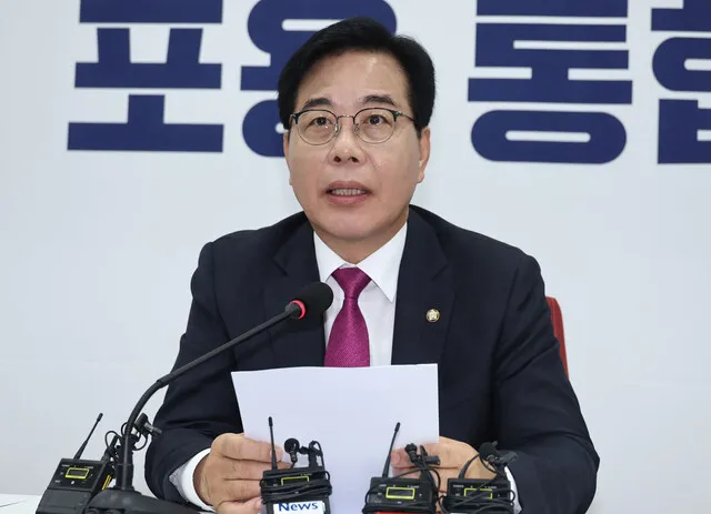 ‘윤 어게인’ 주장 토론회 참석 비판에…송언석 “당과 …