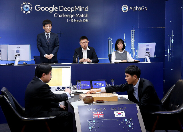 이세돌 9단(앞줄 오른쪽)이 지난 3월9일 알파고와 첫 대국에서 패한 충격은 인공지능 발전에 대해 다시 생각하게 했다. 구글 제공