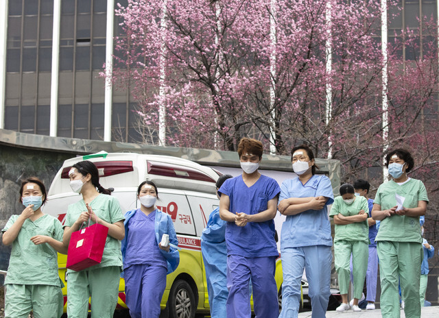 Medical workers at Keimyung University Dongsan Medical Center in Daegu on Mar. 15. (Yonhap News)