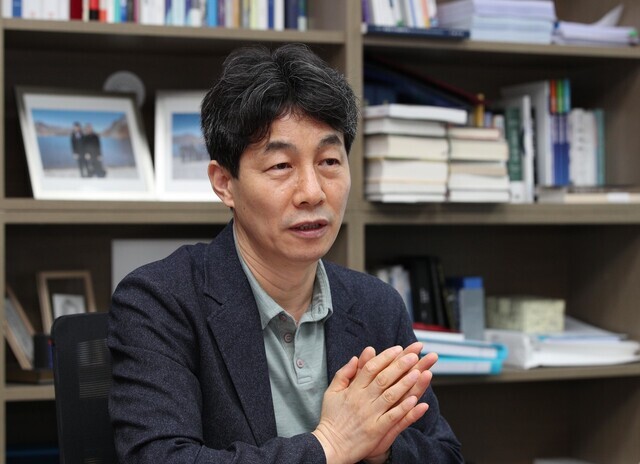Youn Kun-young, a lawmaker with the Democratic Party, speaks about the 2019 repatriation of North Korean fishers at his office in the National Assembly on July 18. (Kim Bong-gyu/The Hankyoreh)
